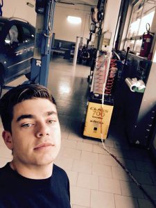 Óscar en el taller mecánico