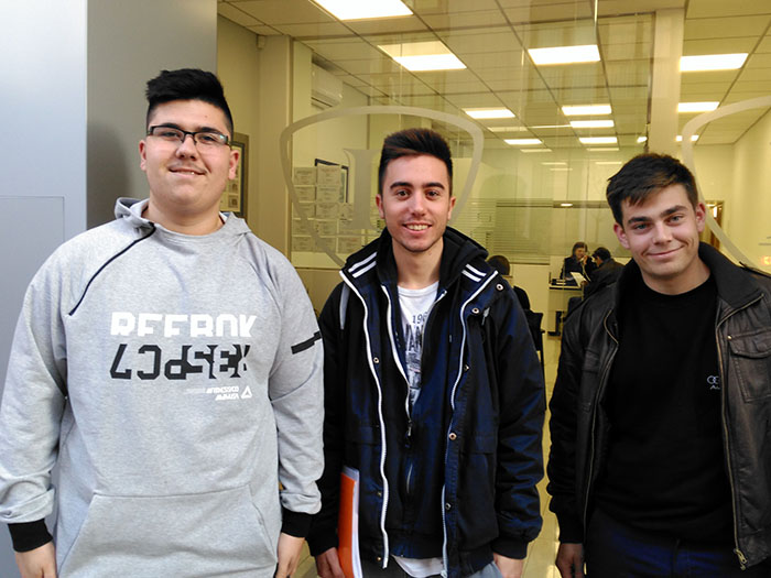 Álex, Albert y Oscar en la entrada de INTER
