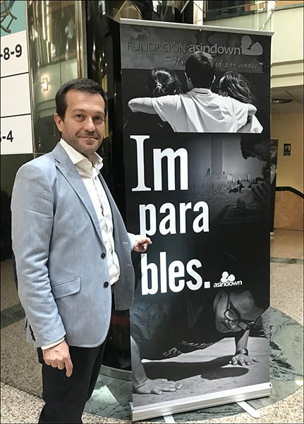 Javier Mollá junto cartel gala Imparables