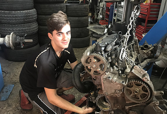 Javier Herrerías, alumno mecánica de I. INTER en el taller mecánico donde ha sido contratdo