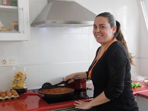 Alumna Instituto INTER del certificado de Operaciones Básicas de Cocina durante una clase práctica