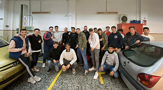 Alumnos del CFGM Mecánica de INTER en taller