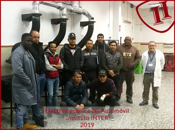 Grupo de alumnos de Electromecánica del Automóvil Instituto INTER