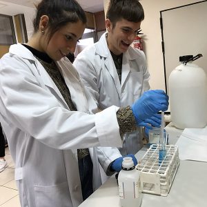 Alumnos de Dietética Instituto INTER realizando prácticas en laboratorio