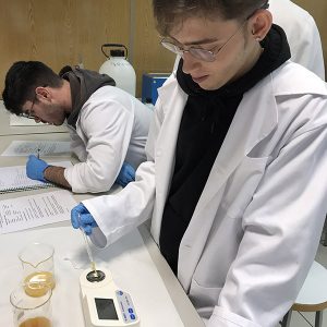 Alumnos de Dietética Instituto INTER realizando prácticas en laboratorio