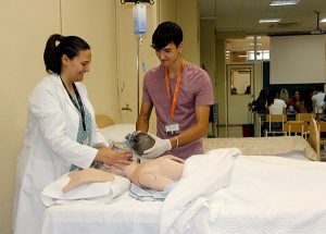 Alumno INTER Aux. Enfermería practicando la atención a un paciente con insuficiencia respiratoria
