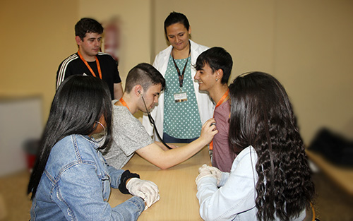 Alumnos CFGM Auxiliar de Enfermería realizando prácticas en aula