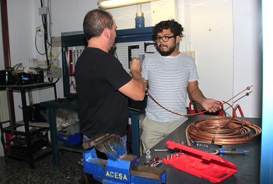Alumnos INTER en taller frigorista