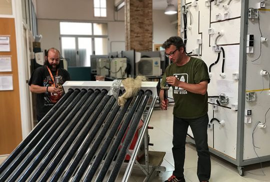 Alumnos Instituto INTER realizando prácticas con placas solares fotovoltaicas.
