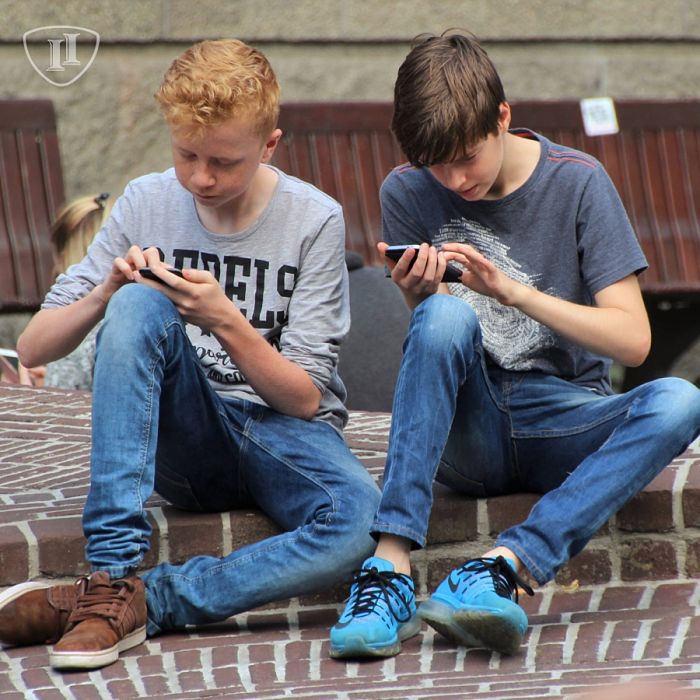 Adolescentes con móviles
