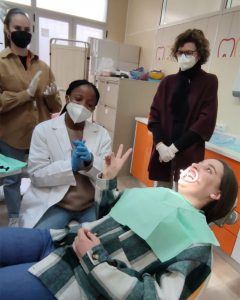Los alumnos de 2º CFGS Higiene Bucodental realizan un taller sobre el blanqueamiento dental.