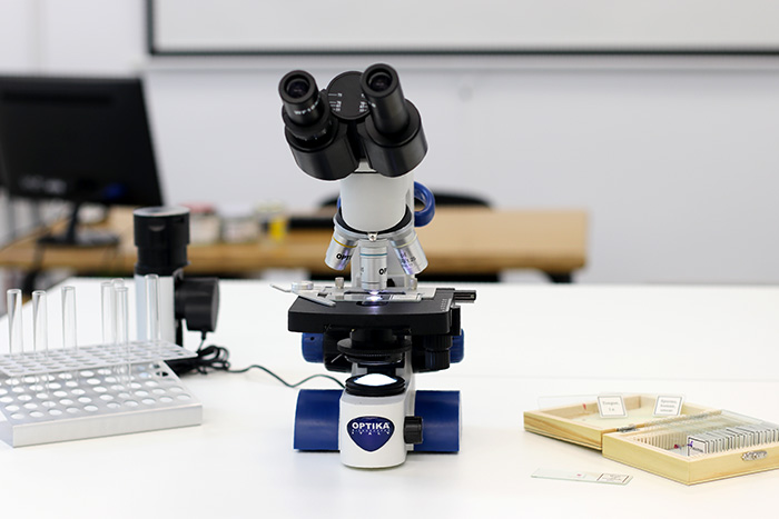 Microscopio del laboratorio Anatomía Patológica Instituto INTER.