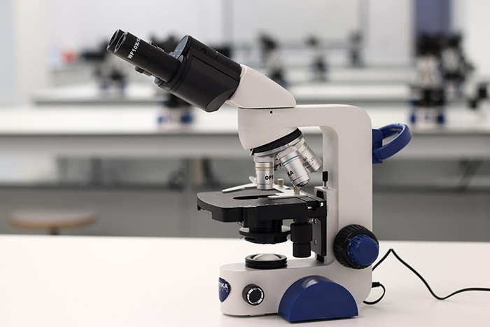 Microscopio del laboratorio Anatomía Patológica Instituto INTER.