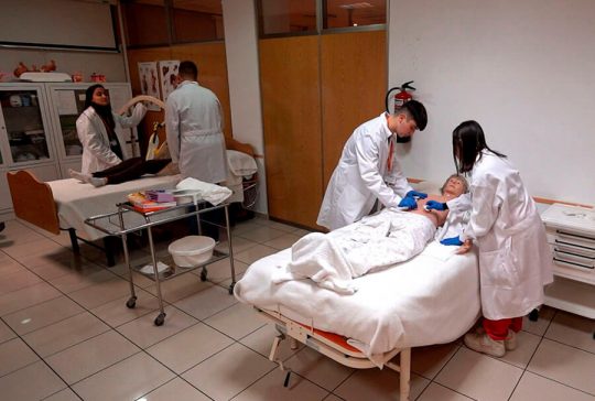 Prácticas en taller CFGM Cuidados Auxiliares de Enfermería en Instituto INTER.