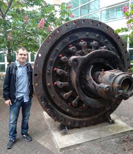 Ramón junto a la Turbina Hidráulica de Nikola Tesla.