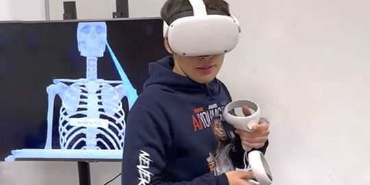 Alumno ÍNTER de TCAE aprendiendo con realidad virtual.