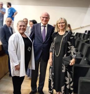 D. Elías Amor Bravo (Director general de Empleo y Formación de LABORA), junto a Mar Herrero (Coordinadora Ciclos Formativos) y Ángeles Martínez (docente en ÍNTER).