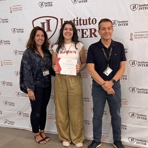 Alejandra Artero, recibiendo Beca del 100% de su formación en Instituto ÍNTER.