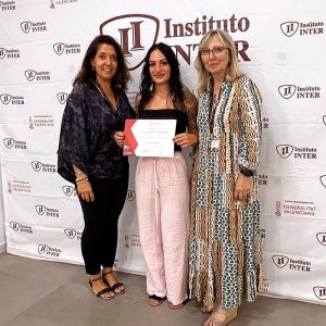 Noelia Masegoso, recibiendo Beca del 100% de su formación en Instituto ÍNTER.