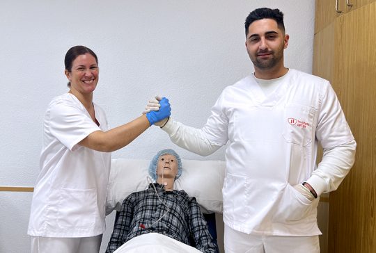 Alumnos de Atención Sociosanitaria aprendiendo a tratar al paciente encamado.